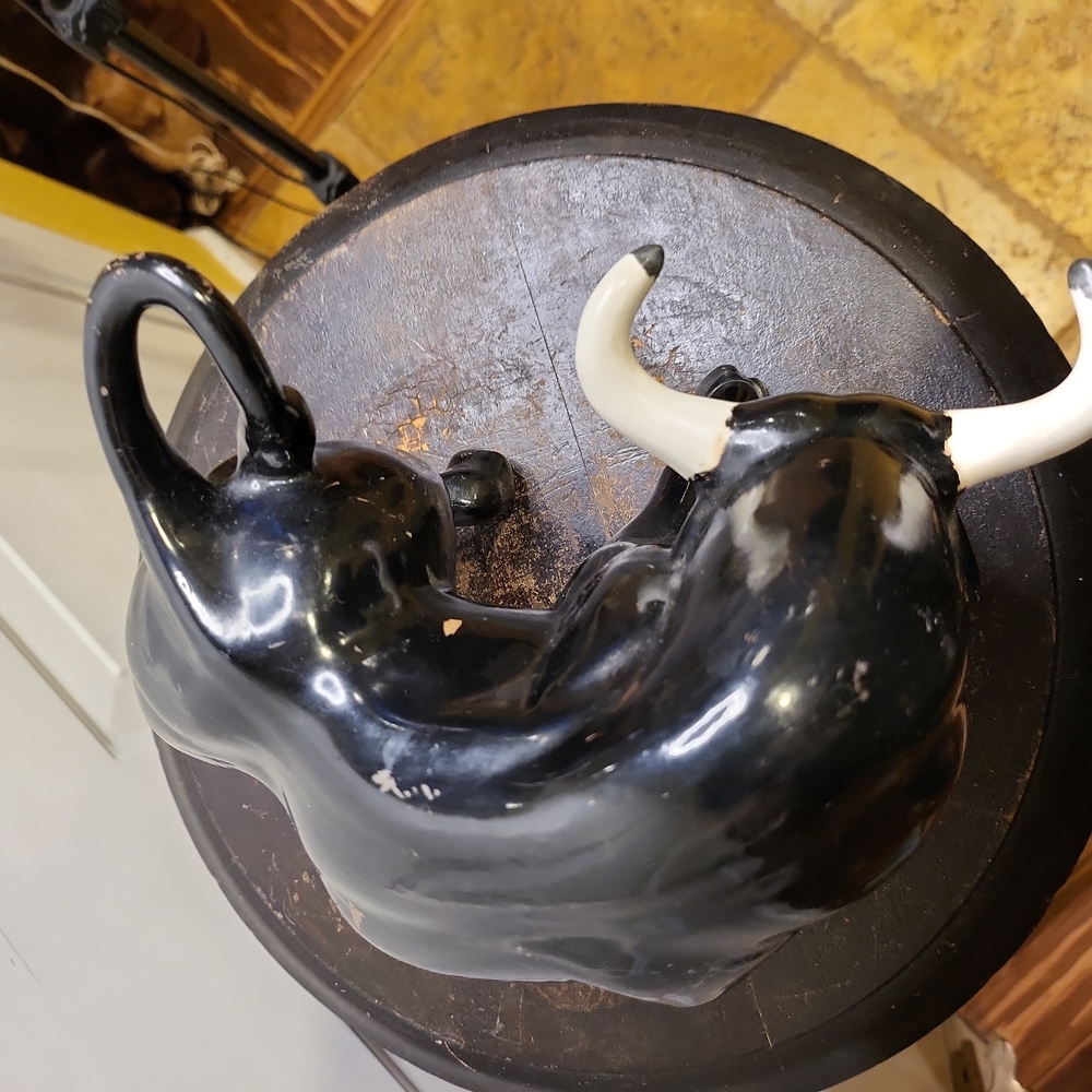 Mid Century Modern Pair of Ceramic Bulls Black and Brown - Picture 7 of 16